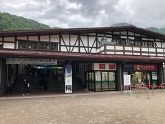 ケーブルカーは５分で立山駅へ。
立山駅の休憩所で肉そばの昼食をとる。