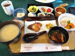 　「メインダイニングルーム 三笠」で朝食です。
　奈良ホテル伝統の緑茶のお茶粥定食はおかわりもできます。