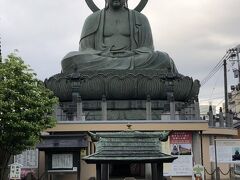 1933年に完成した銅造阿弥陀如来坐像で、日本３大仏の一つとされる。
鋳造から着色までの全工程を高岡の銅器職人が担ったという説明がされている。