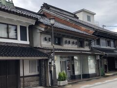 歩いて、土蔵造りの街並みの山町筋へ。