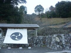 鳥羽城跡の東側の麓にある三の丸広場で、鳥羽城を築いた九鬼嘉隆の家紋が掲げられてます。