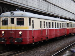 隣の線路に来た古めかしい車両は調べてみたところ、土休日に運行している動態保存車との事。