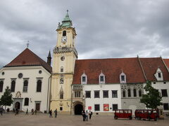 旧市街の中心部に位置するフラヴネー広場。