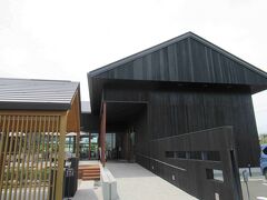 きみくらの後は、菊川方面に車を進めます。

初来訪、佐々木製茶運営の「茶の庭」。写真は車を停めた後、売店方面を見た時の写真。
たっぷり土地があることも影響していますが、スロープがかなり角度が緩く、車いすやベビーカー、大荷物を所持している等の広義な意味での移動障害者でも親切設計。よく見たら、色が黒に黒でわかりずらくはありますが手すりっぽいものもある…？？

