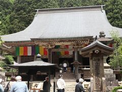 「山寺」こと「宝珠山　立石寺」の本堂「根本中堂（重要文化財）」です。「立石寺」は平安時代初期の８６０年（貞観２）に、清和天皇の勅願により慈覚大師が開きました。