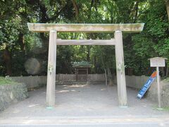 熱田神宮西駅2番出口からすぐ、伏見通りの歩道沿いに下知我麻神社がひっそりと建っています。江戸時代、東海道や佐屋街道に面していたことから、旅行安全の神として信仰されていました。