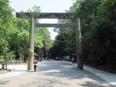 西門を進んだ左に鳥居が建っています。木々が茂る広い熱田神宮境内です。
