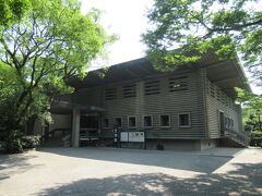 本宮へ行く前に、宝物館を見学しました。1966年に開館した校倉造のような建物です。皇室や将軍、藩主、篤志家などから寄進された資料が約6000点ほど収蔵されています。毎月展示を入れ替えながら書状、能面、近代画家による絵画、工芸品などを公開しています。
