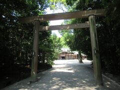 熱田神宮正門そばの上知我麻神社に来ました。木造鳥居の奥に建っています。
