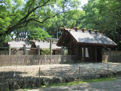 上知我麻神社のそばに別宮八剣宮が建っています。708年に鎮座し、本宮と同じご祭神が祀られている神社です。拝殿正面には白い布が掛けられていて神殿が見えないようになっていました。石段の上からの写真撮影が禁じられています。