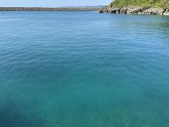 久高島の徳仁港に到着

わあ～(((o(*ﾟ▽ﾟ*)o)))
海の色、すご過ぎる！
港でもすでにこの青さです！