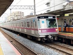 まずは京成で関屋駅まで行き、その駅に隣接する東武線の牛田駅へ。
ここから浅草方向に3駅行くと、東向島駅。この駅も東向島駅も、急行は通過する。
引退が進む半蔵門線8000系下り急行が通過。