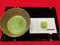 今回も、休憩時間にお抹茶をいただく。出雲のお抹茶は苦みが少なくてまろやか。お茶菓子は若草（松江の老舗和菓子店「彩雲堂」さんの銘菓）かな。店舗で売られているのは、もっと細長いのだけど、このキューブに近い若草もどこかで売っていないかな。
なお、若草自体は、土産店も含め、松江の多くの店で売られているし、関東でも手に入る場合がある。