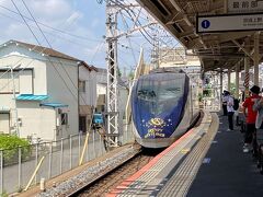 羽田に行くにも成田に行くにも便利な自宅最寄りの京成高砂駅だが、このスカイライナーは成田行き。今日は羽田発の飛行機に乗る。