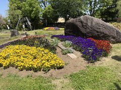 広い公園内にたくさんお花が咲いています。
ベンチもあちこちにあるので、疲れたら座ってゆっくり過ごしながら花を見て周るのも良いと思います。
お花の苗がたくさん売っていて欲しかったのですが、持ち帰るのが難しいので諦めました。