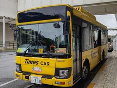那覇空港からタイムズカーレンタルの送迎バスに乗車します。