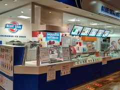 夕食の開始時間が午後５時からなので、時間調整でイオン那覇店内のブルーシールへ立ち寄りました。
孫は紅芋アイスを食べて大満足です。