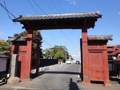 禅林街の入口に在る「宗徳寺 赤門」と在ります、

参道の奥には曹洞宗・宗徳寺は津軽藩の開祖・津軽為信の実父武田守信の菩提寺です。
昭和３７年の大改修の際に弁柄入（朱色）りに塗り替えらたそうです。