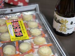 ホタテのおつまみと日本酒。
ホタテのおつまみは、真ん中にチーズが入っています。
お酒は、神威岬の【神威】が名前に入っていたので迷わず購入。