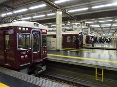 表示はないけど、この光景はまさに「阪急梅田」だ。
阪急マルーンの電車が並ぶ、ターミナル駅らしいターミナル駅。
あ、大阪梅田か（笑）
