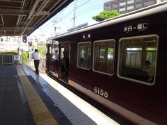 伊丹線のホーム自体がカーブしていて、駅構内ですでに分岐している形。
４両編成の電車が塚口駅と伊丹駅の間を往復している。