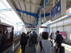 終点の伊丹駅に到着。
先頭車両がやけに混んでいるなあと思っていたら、頭端式ホームだった。