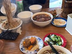 忠烈祠しから、永康街の牛肉麺屋さんへ。
ところが、ここでも私が台北に住んでいる時に月1で通っていた老張牛肉麺がお休み(꒪д꒪II  昨日電話した時は開いてるって言ってたのにな……

気を取り直して、有名な永康牛肉麺へ。
大体の牛肉麺には五香粉が入っているため、私はちょっと苦手。好きな人にはとっても美味しいかと。
それでも、牛肉麺屋さんに必ずと言っていいほどある、中央のコチラ！！次の写真へ