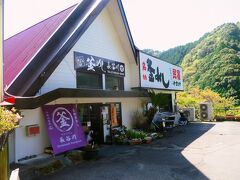 十津川温泉バスセンターから国道168号線を歩くこと230m（５分）、宿の食事やフロントを兼ねている「ドライブイン長谷川」でチェックインを済ませます。今は数少なくなった「ドライブイン」、この響きが良いですね～

■ドライブイン長谷川［食べログ］
　https://tabelog.com/nara/A2905/A290502/29005500/