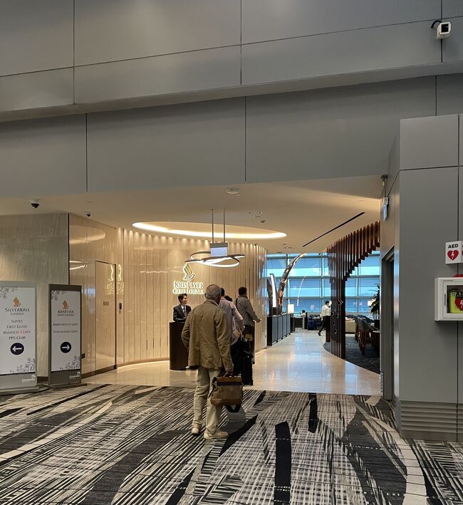 少し時間の余裕があったので、第3ターミナルのクリスフライヤーゴールドラウンジにお邪魔しました。<br />昨年の秋、ANAがPP（プレミアムポイント）2倍キャンペーンを実施していると知って、勢いで参戦しました。<br />仕事の都合もあり、最終のフライトが年末 12月26日になってしまったのですが、今年無事にステイタスをゲット出来ました。クレジットカードは、元々ANA・VISA・GOLDのユーザーだったので、スムーズにSFCに移行しました。