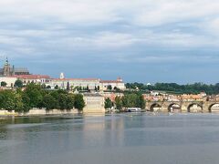 10時にホステルをチェックアウト。
荷物を預けて、最後のプラハ散歩に向かいます。
Legion Bridge近くからトラムに乗車して、
再びプラハ城を目指します。