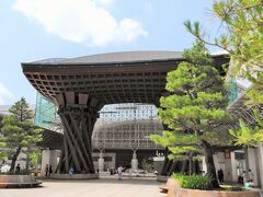 「鼓門」は、金沢駅のシンボル。
金沢の伝統芸能である能楽で使われる鼓をイメージしています。
高さが13.7mあり、2本の太い柱に支えられた門構えは圧巻です。