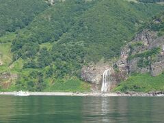 コースのハイライト、カムイワッカの滝が見えてきた
硫黄山から流れる川に通じる
ちなみに、有名な滝壺温泉のように入れるのはカムイワッカ湯の滝
