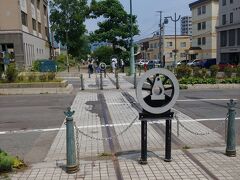 指定の為に　駅の窓口で結構並んだので
荷物をロッカーに預けて　駅を出たら
10:15ぐらいに　なっちゃいました

はじめて来た　小樽です
緩やかに海に向かって　坂になってます
こちゃっとした　港町を想像してましたが
すごーくさっぱりと広い　街でした