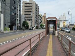 徳川園へ行くためにJRゲートタワー1階にあるバスターミナルへ行きました。名古屋市営バス基幹２番は7・8時台は本数が多く、空いているバスに乗りました。道路の中央をバスが通り、バス停も道路の中央にあります。バス専用車線は色が付いています。他県で乗った路面電車と車線やバス停が似ていると思いました。これはバスを降りた徳川園新出来バス停です。
