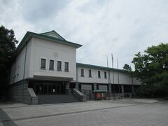 開館した徳川美術館へ行きました。尾張徳川家19代徳川義親の寄贈により1935年に開館した私設美術館です。徳川御三家の筆頭62万石の大大名尾張徳川家に伝えられた大名道具や徳川家康の遺品などを保存し展示しています。