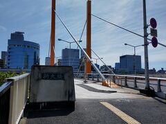 隅田川にかかる新大橋を渡ります。
