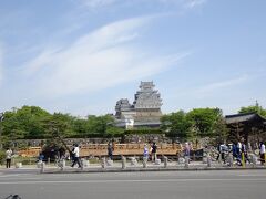 駅前の通りをまっすぐに進むと姫路城に着きます。