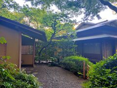 日本料理源氏香の隣にあります。