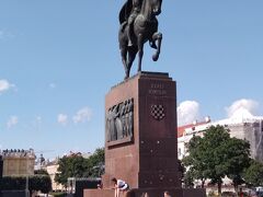 　駅前の広場にはクロアチアの初代トミスラフ王の銅像がありました。槍を持って馬に乗る凛々しい姿です。