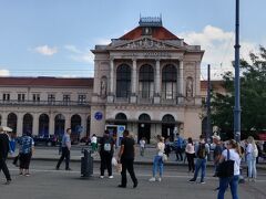 　ザグレブ中央駅です。ここまでみんなとバスで来ました。クロアチア最大の鉄道駅で、オリエント急行の停車駅でもありました。