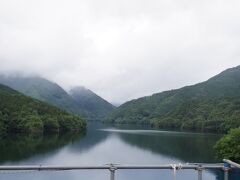 早明浦ダムのダム湖に沿って上流に進みます。