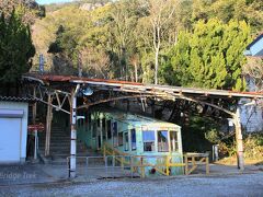 屋島ケーブル 【屋島登山口駅】
1929年(昭和4年)開業、2005年(平成17年)廃止

こちらの上屋にも古レールが使われていますが、刻印は見つけられませんでした。