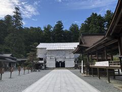 まだまだ日暮れには早く、時間的余裕があったので小國神社に参拝しにきました。
令和のお屋根替のため御本殿は幕で覆われてました。