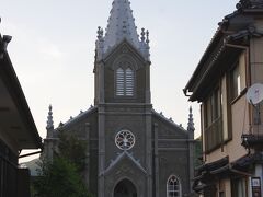 崎津教会。「長崎と天草地方の潜伏キリシタン関連遺産」として、
長崎市内の大浦天主堂を筆頭に１２の構成資産があり、崎津教会も含まれています。
