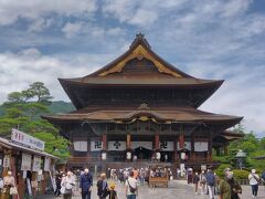 善光寺の本堂にやってきました。
創建は7世紀、その後幾度かの大火に見舞われ、現存する本堂は1707年の再建とのこと。とにかく屋根が大きい！

思いのほか人は少なめでゆっくり参拝できました。