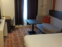 本日の宿「ホテルJALシティ長野」
15:00過ぎにチェックインして一息。
まあまあの広さで、ソファもあります。