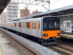 地下鉄や東急への乗り入れに活躍する現在の主役、50000系電車。