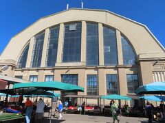 よく見ると、ドームは曲線ではなく多角形をしていました。