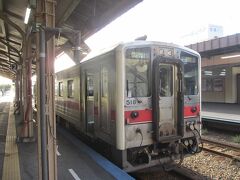 30.釧網本線 普通 釧路行き　(網走→川湯温泉)　車窓おすすめ：絶対に左

それでは乗り込んでいきます。
15分程度の乗り継ぎで接続する遠軽・北見から来た普通列車には5,6人しか乗っていなかったので、まぁそんなには混んでいないと思ったのですが...

こちらには40人近い人が乗っていました。乗車率にして約6割。みんな一体どこから湧いたんですかね？　(網走で観光してねぇのはお前くらいだぞ？？)
それでも運よく海側の席が空いていました。ラッキー。

なお、この写真に出ているキハ54は窓と座席配置が合っておらず、窓無し席も存在します...くれぐれもご注意を．