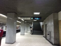 10時にリスボンのホステルを出発。
ホステルの最寄り駅メトロ・Resutaudorasから、セッテリオスバスターミナル近くのメトロJord　an zoologio駅まで移動します。

大体のメトロ駅はエレベーターがあるのだけれど、Jord an zoologio
駅ではエレベーターが見当たらずスーツケースもって階段です。